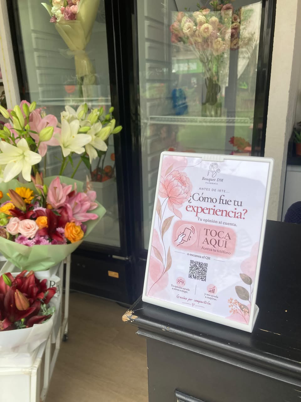 Cartel instalado junto a las flores en Bouquet DM Florería