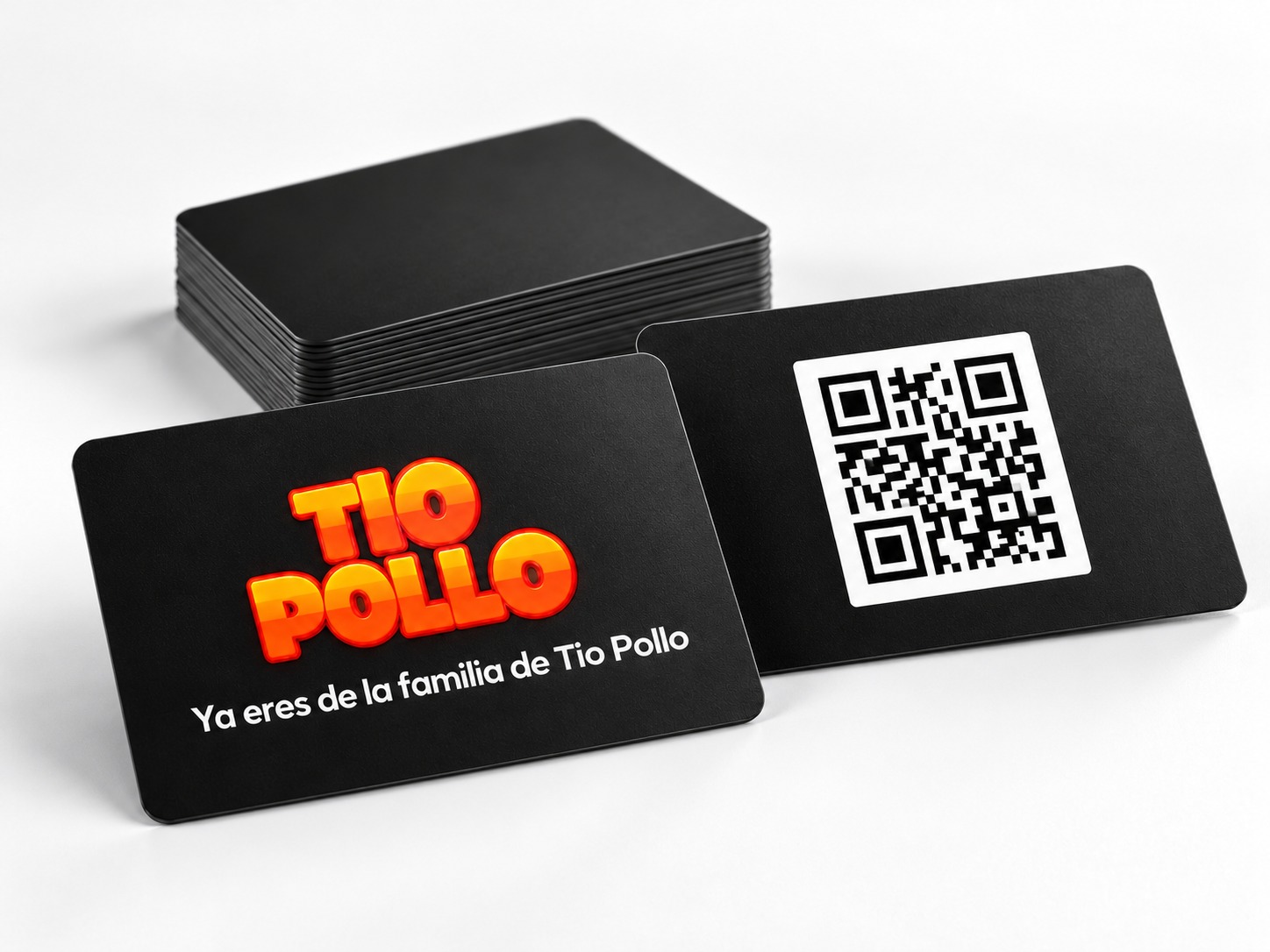 Ejemplo de tarjetas físicas personalizadas negras para entregar a clientes
