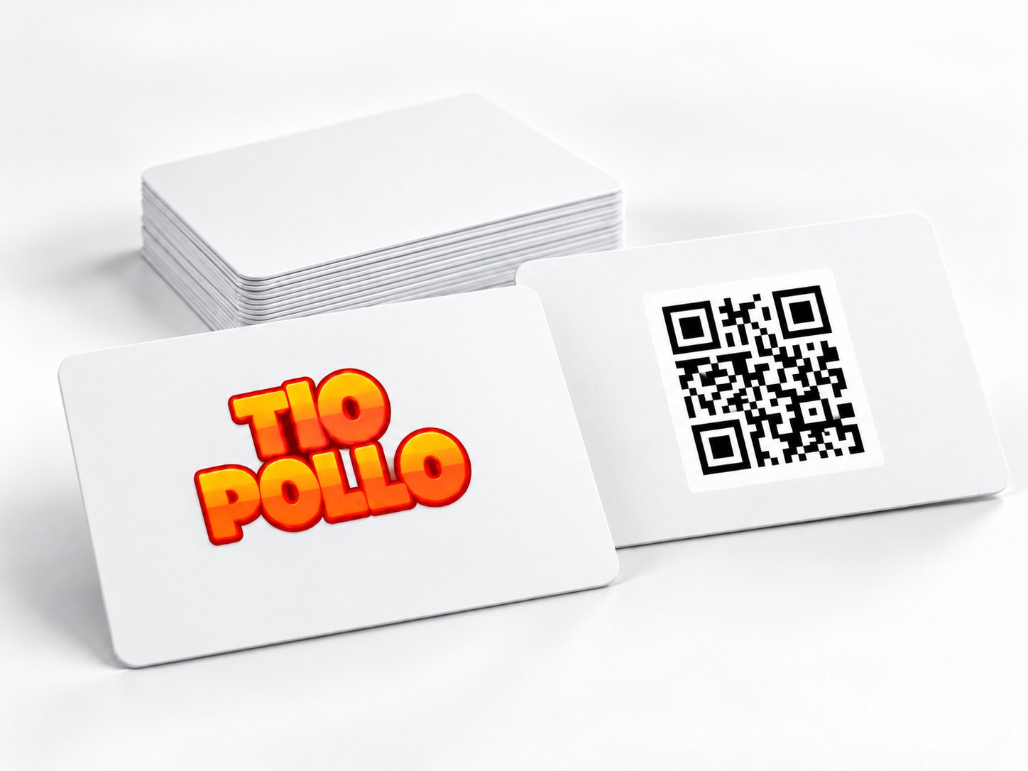 Ejemplo de tarjetas físicas personalizadas blancas para entregar a clientes